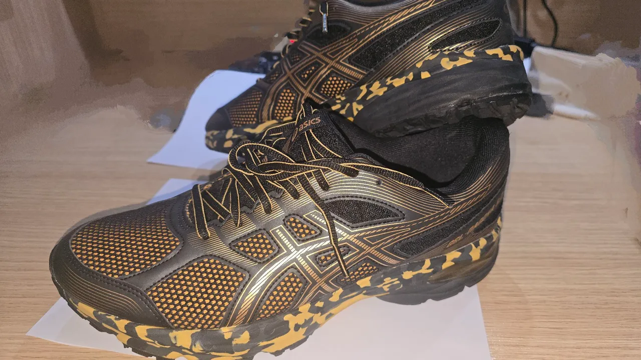 Tênis Asics Gel-Kayano 28 Preto e Dourado