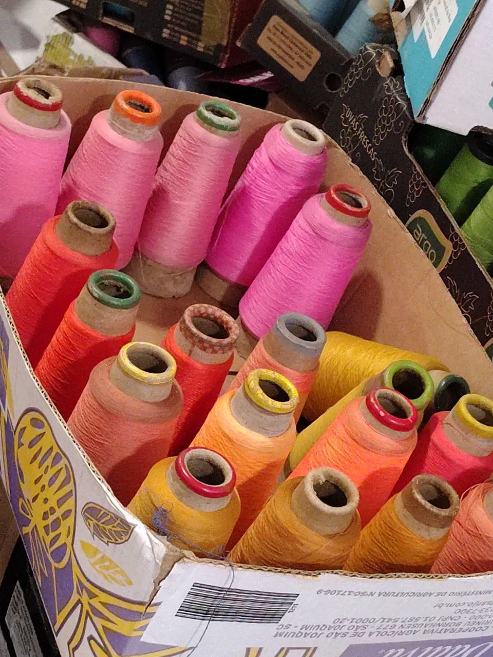 Cones de fios de Overlock - Preço de Desapego!  - Foto 2