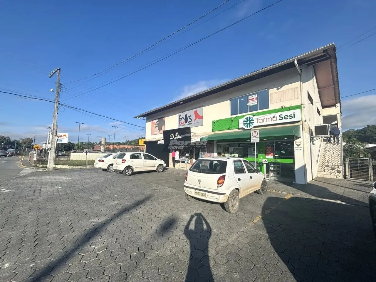 Com 55m², 01 sala ampla, 01 banheiro, espaço de recepção compartilhado, e vagas de garagem
