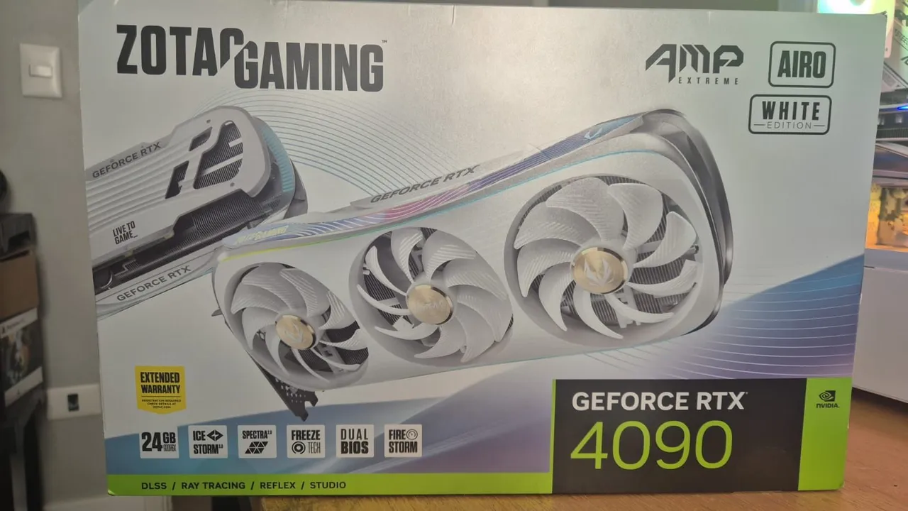PC GAMER - GeForce RTX 4090 AMP AIRO White Edition