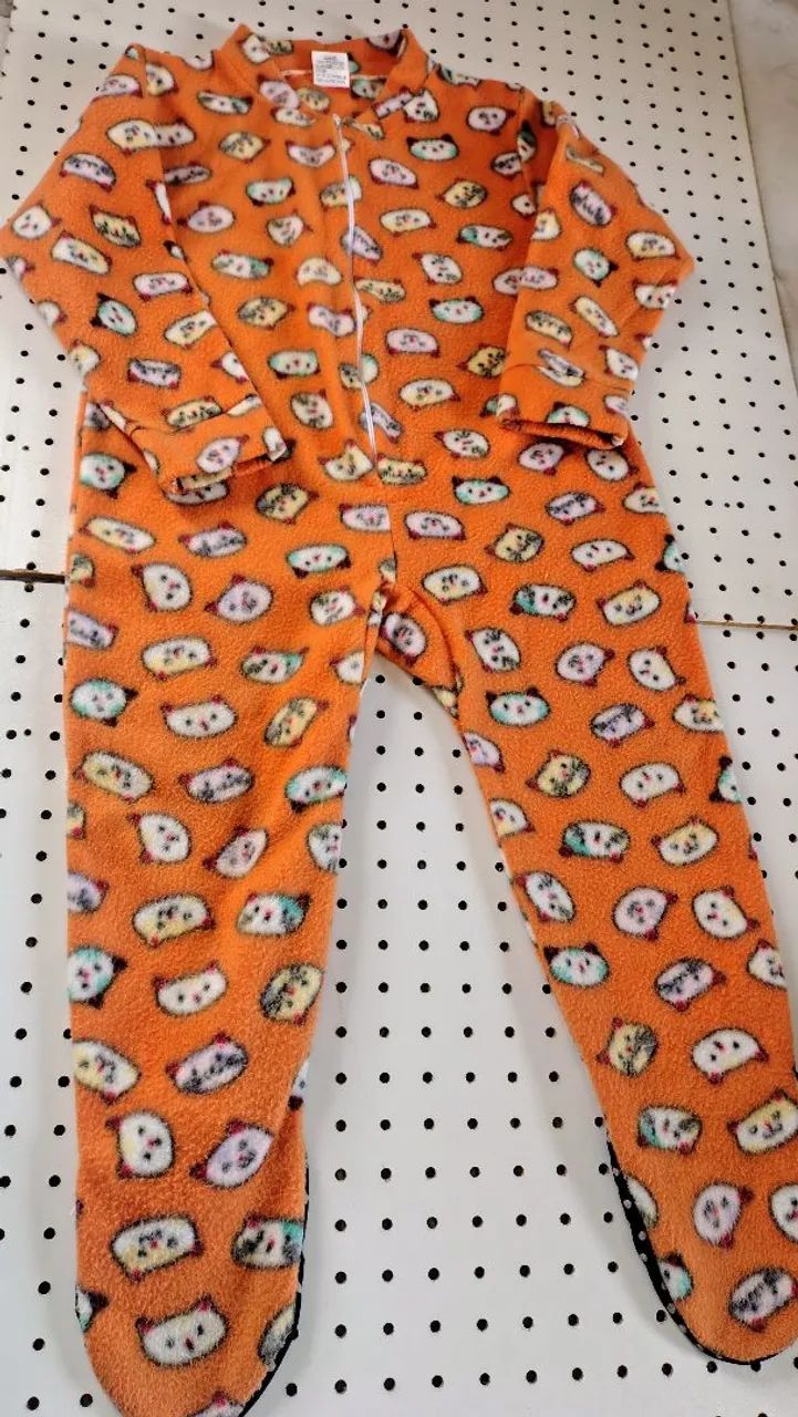 Pijama peluciado com pé antiderrapante tamanho 6