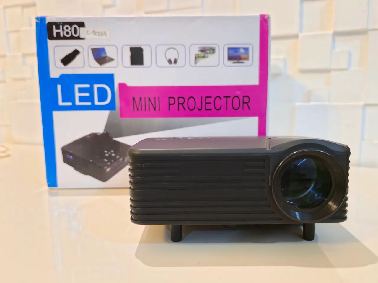 Mini Projetor LED H80 - Portátil - Foto 2