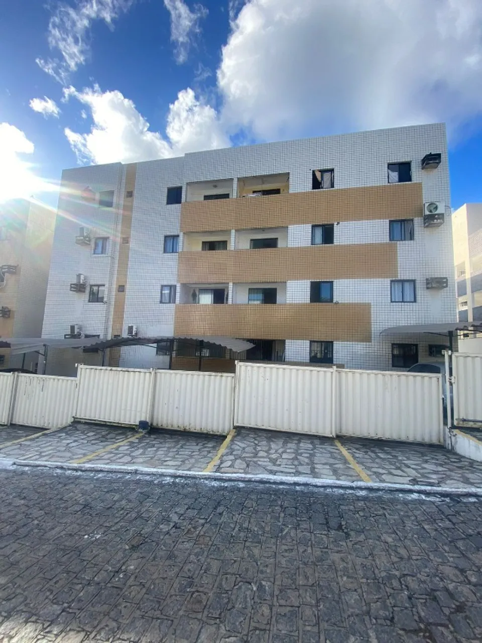 Apartamento nos Bancários com 03 quartos, sendo 01 suíte, varanda e área de lazer.