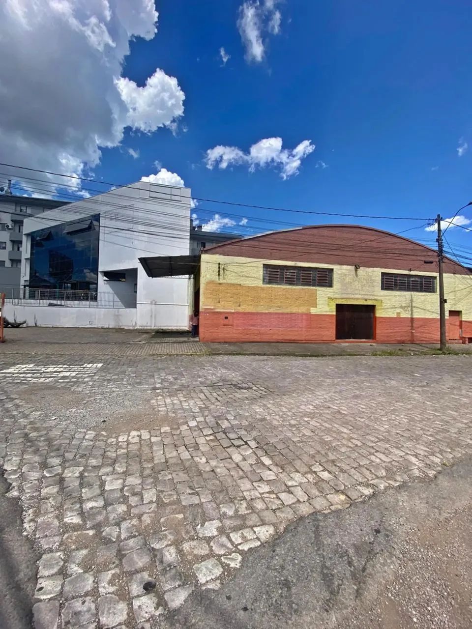 BENTOALVES aluga pavilhão com 700 m2, com vaga para estacionamento, De Lazzer - Caxias do 