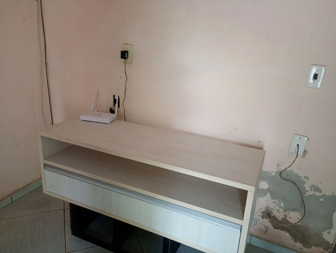 Rack para TV com gaveta e nicho
