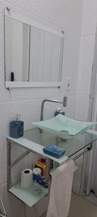 Gabinete de vidro e espelho completo