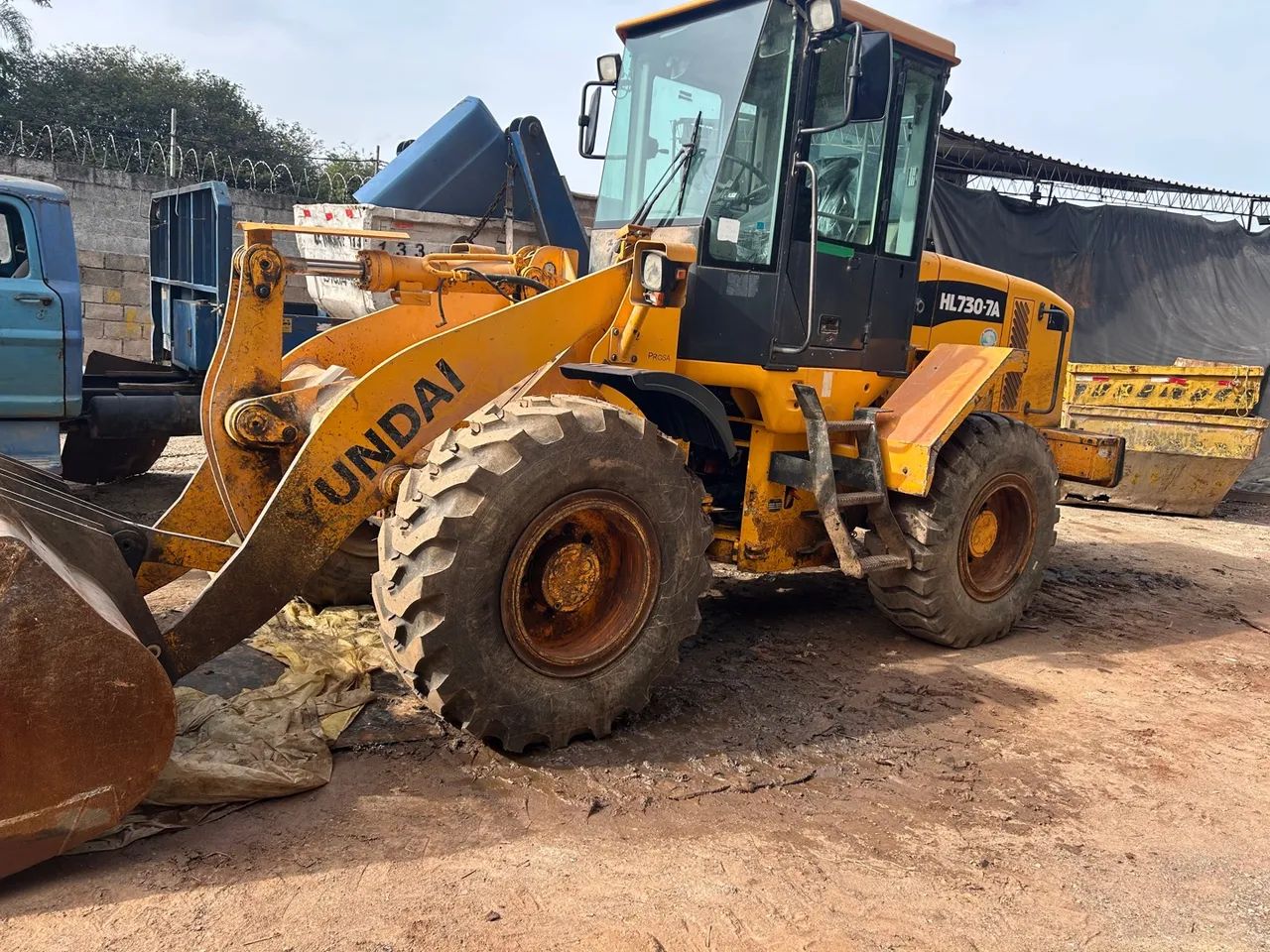 Pá carregadeira Hyundai HL730-7A