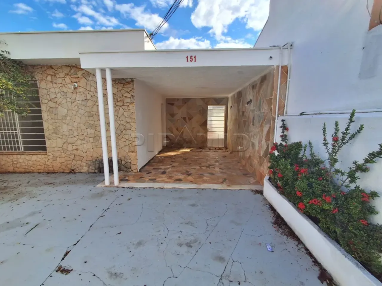 Casa padrão com 143m², bairro Jardim Macedo, Zona Leste em Ribeirão Preto/SP.