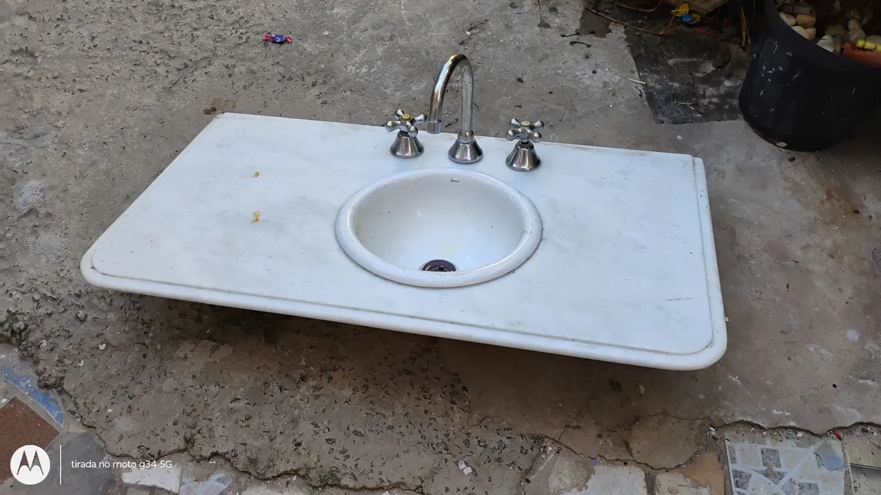 Vendo pia de banheiro de mármore branco com torneira por 130 reais