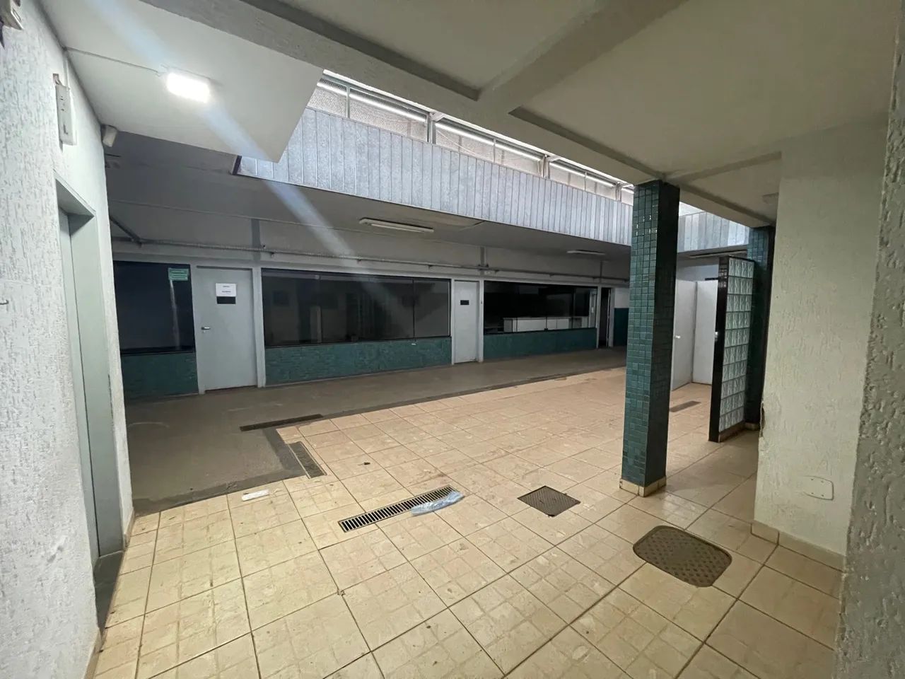 Prédio com 600 m2 em frente a EPNB, com amplo estacionamento - Foto 9