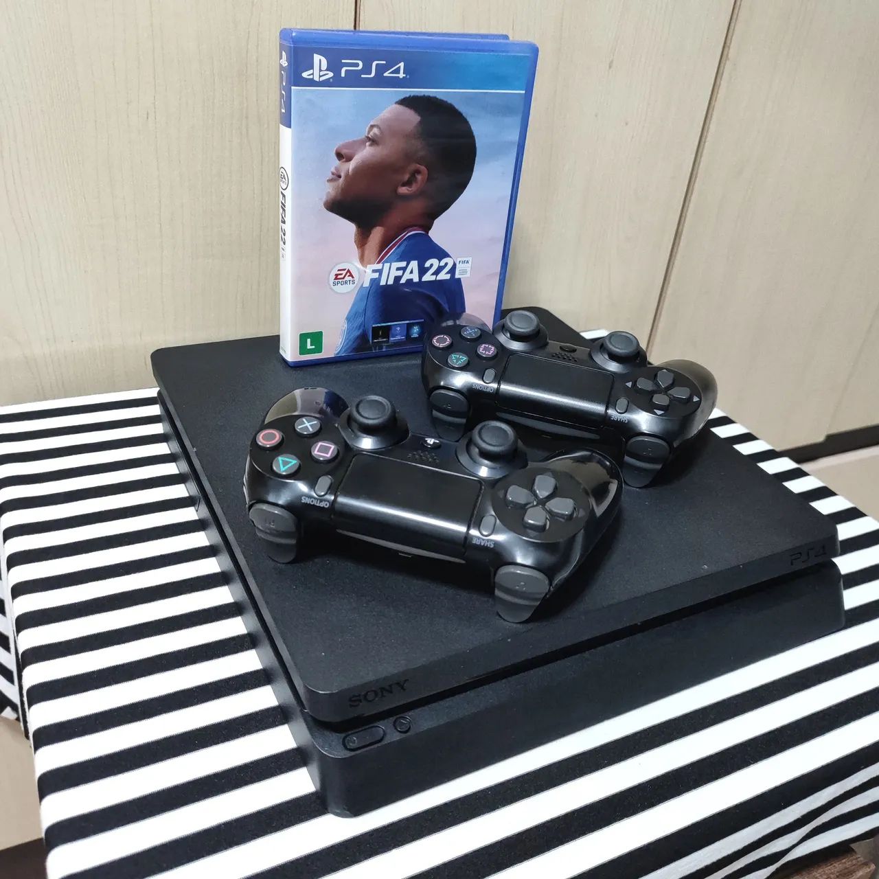 PS4 Slim + 2 controles e FIFA - faço envio  - Foto 2