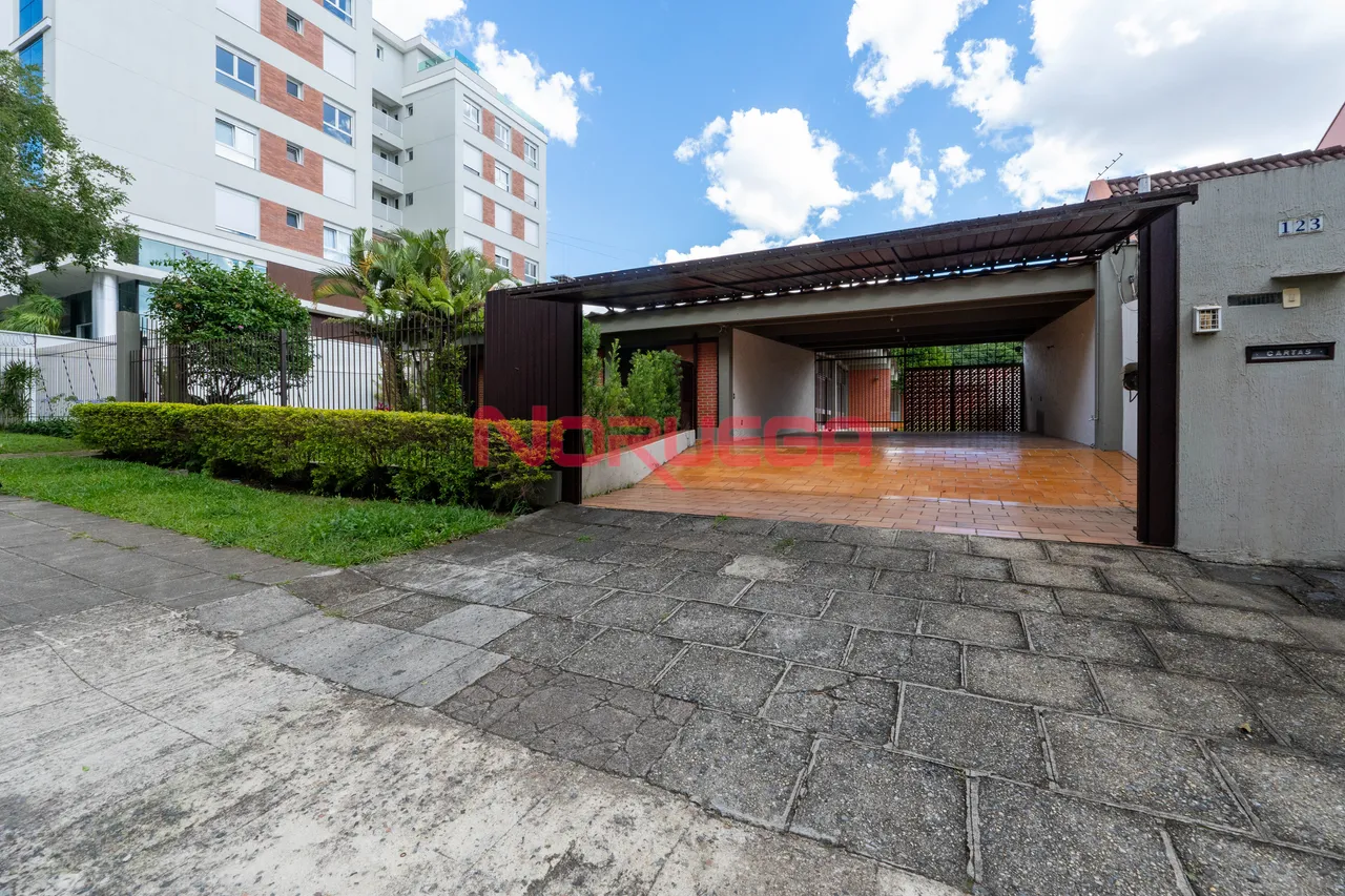 Imóvel de Luxo no Centro Cívico: Casa para Locação em Curitiba-PR com 5 Quartos, 2 Suítes