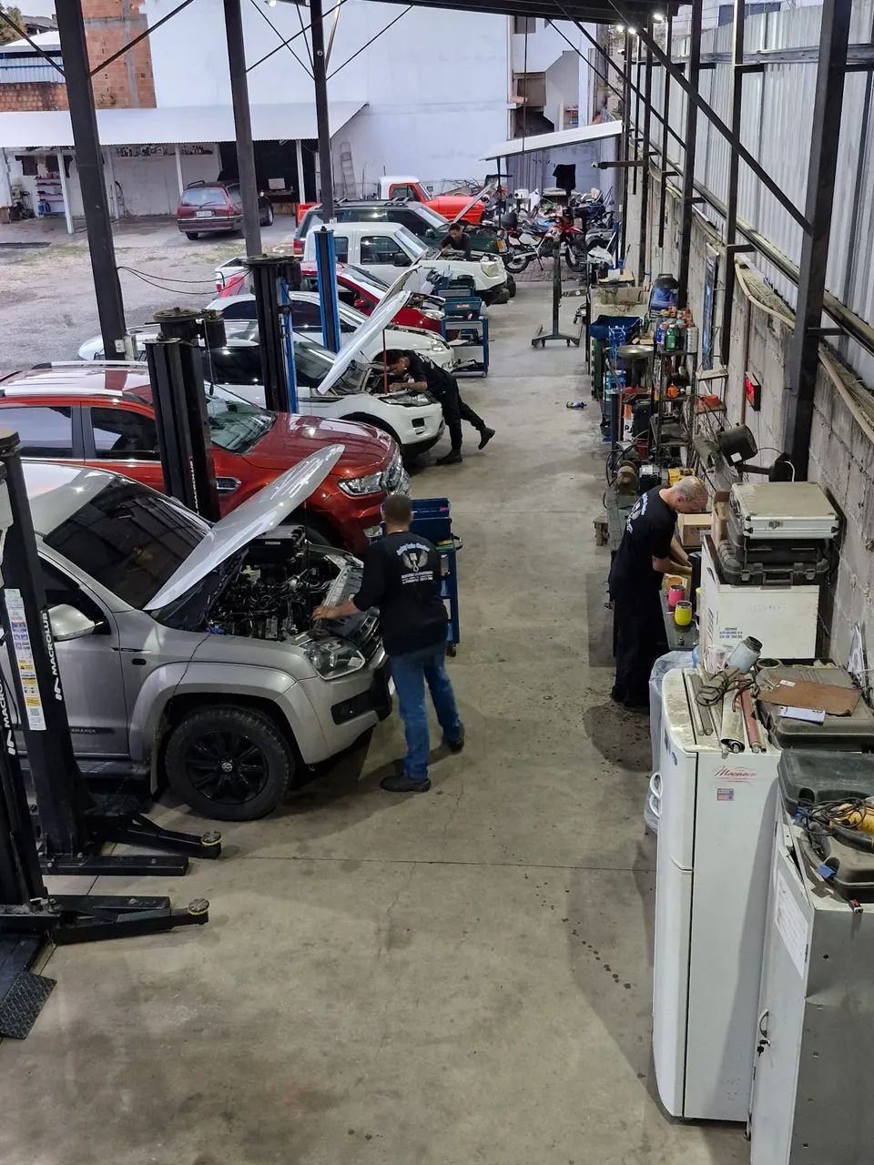 Vaga para auxiliar de mecânico automotivo.