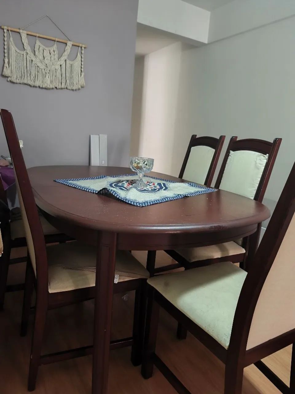 CONJUNTO DE MESA DE MADEIRA COM 6 CADEIRAS  - Foto 2