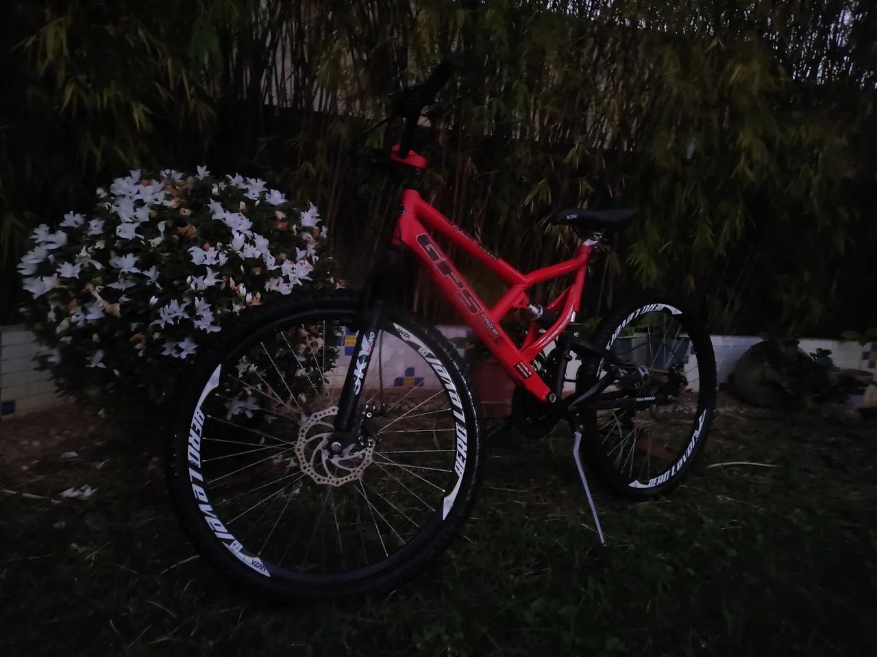 Bicicleta GPS vermelha