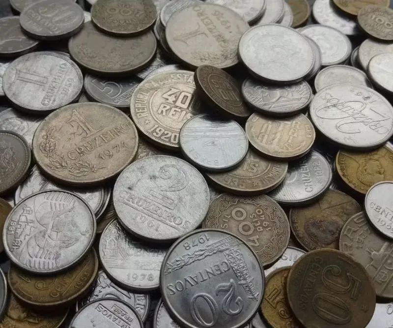 Lote com 20 moedas nacionais e estrangeiras. 