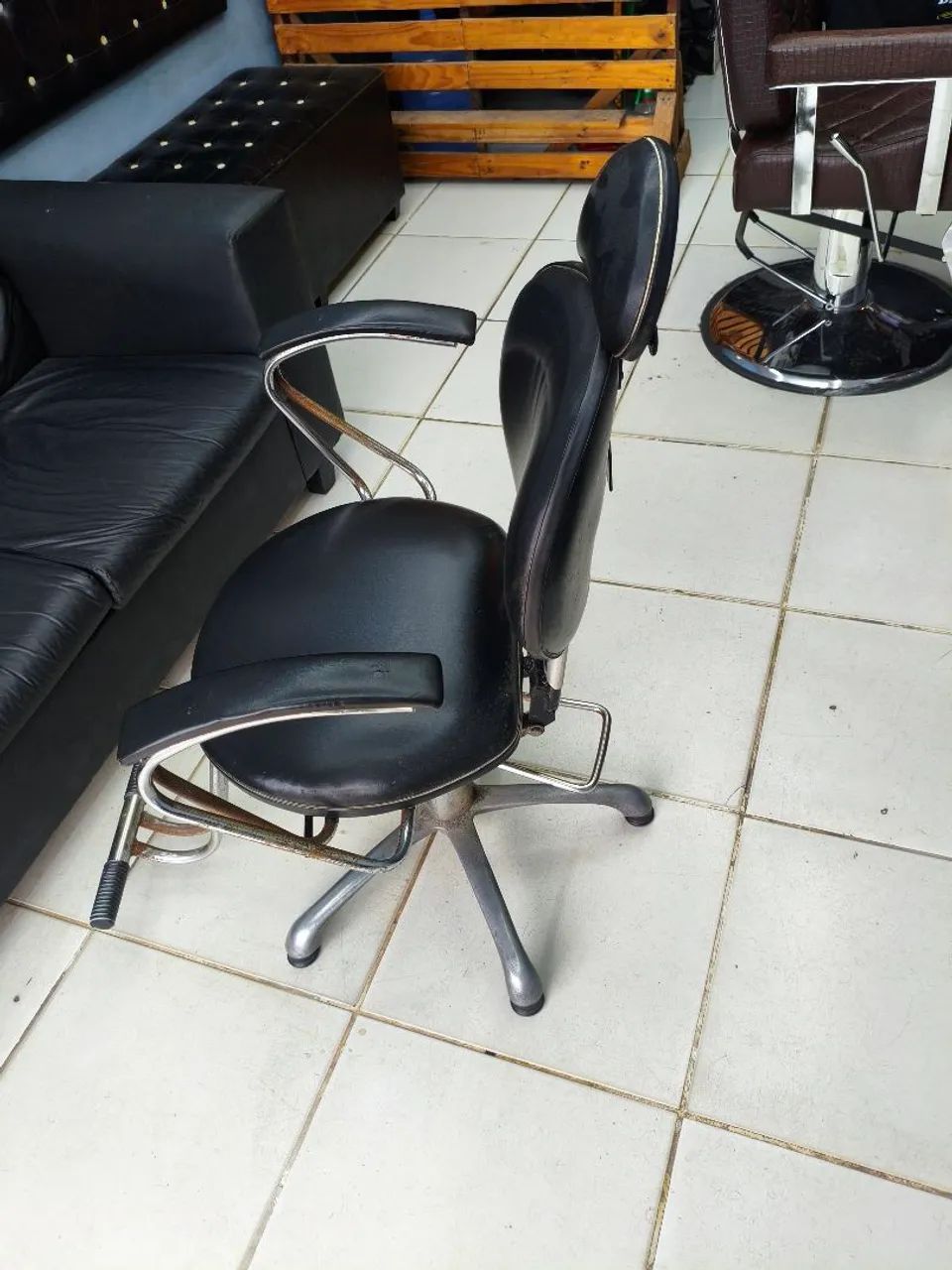 Vendo móveis de barbearia e cadeiras  - Foto 3
