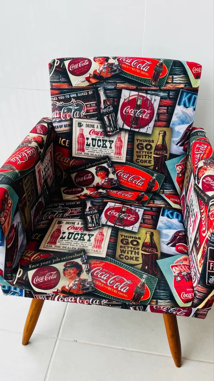 Poltrona decorativa  tecido suede da coca cola 