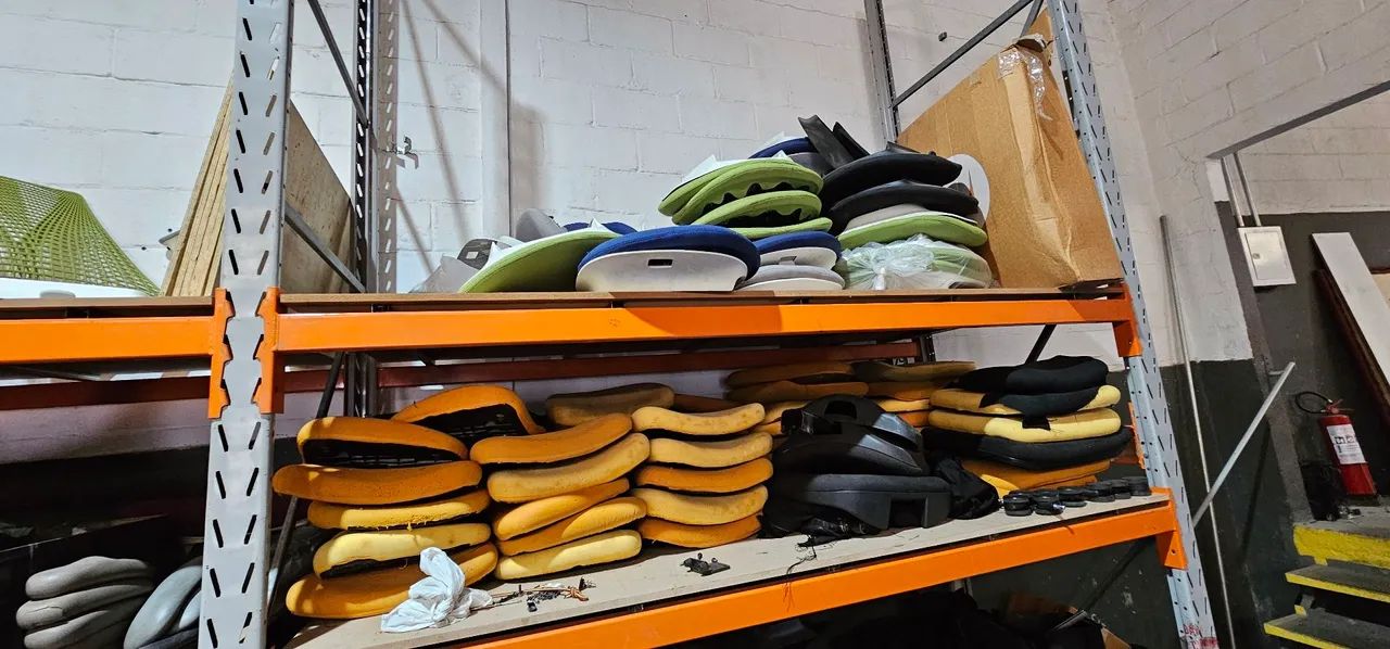 Lote de porta pallets com adaptação para estantes de armazenagem - Foto 3