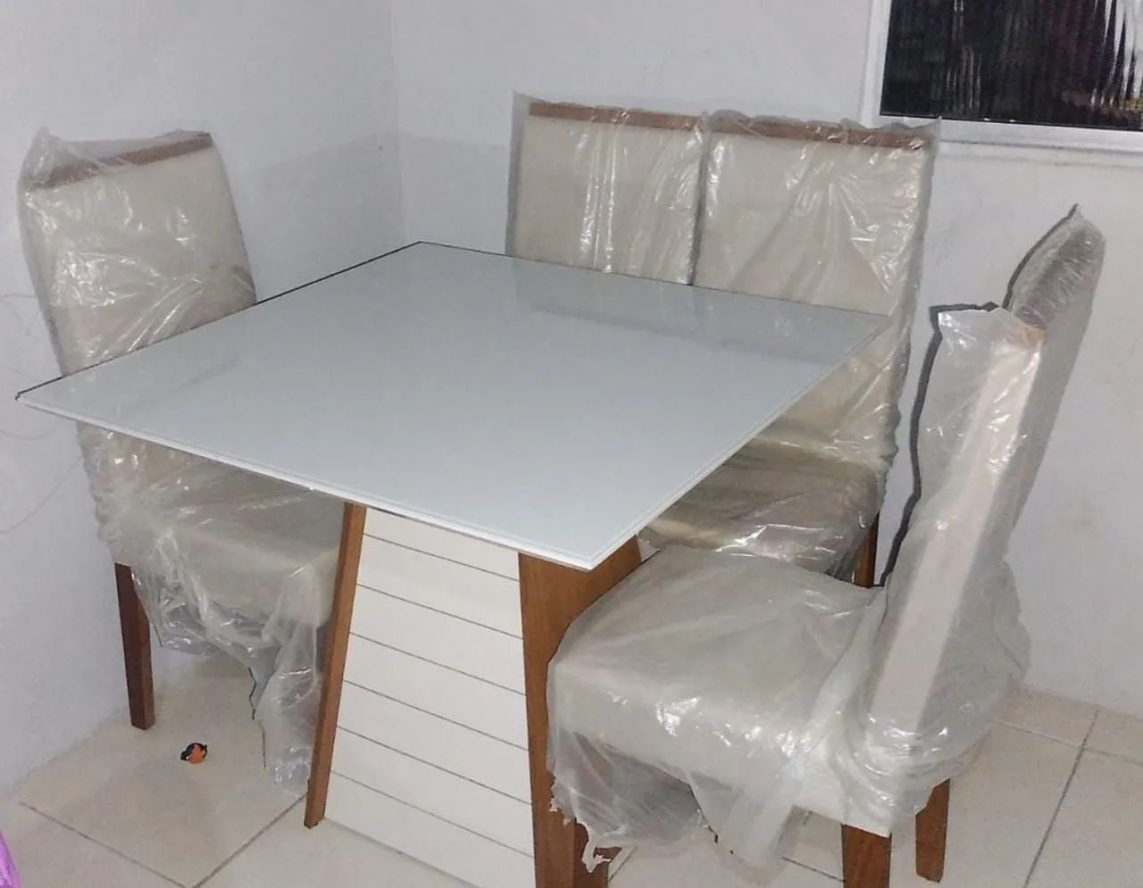 VENDO MESA COM 4 CADEIRAS