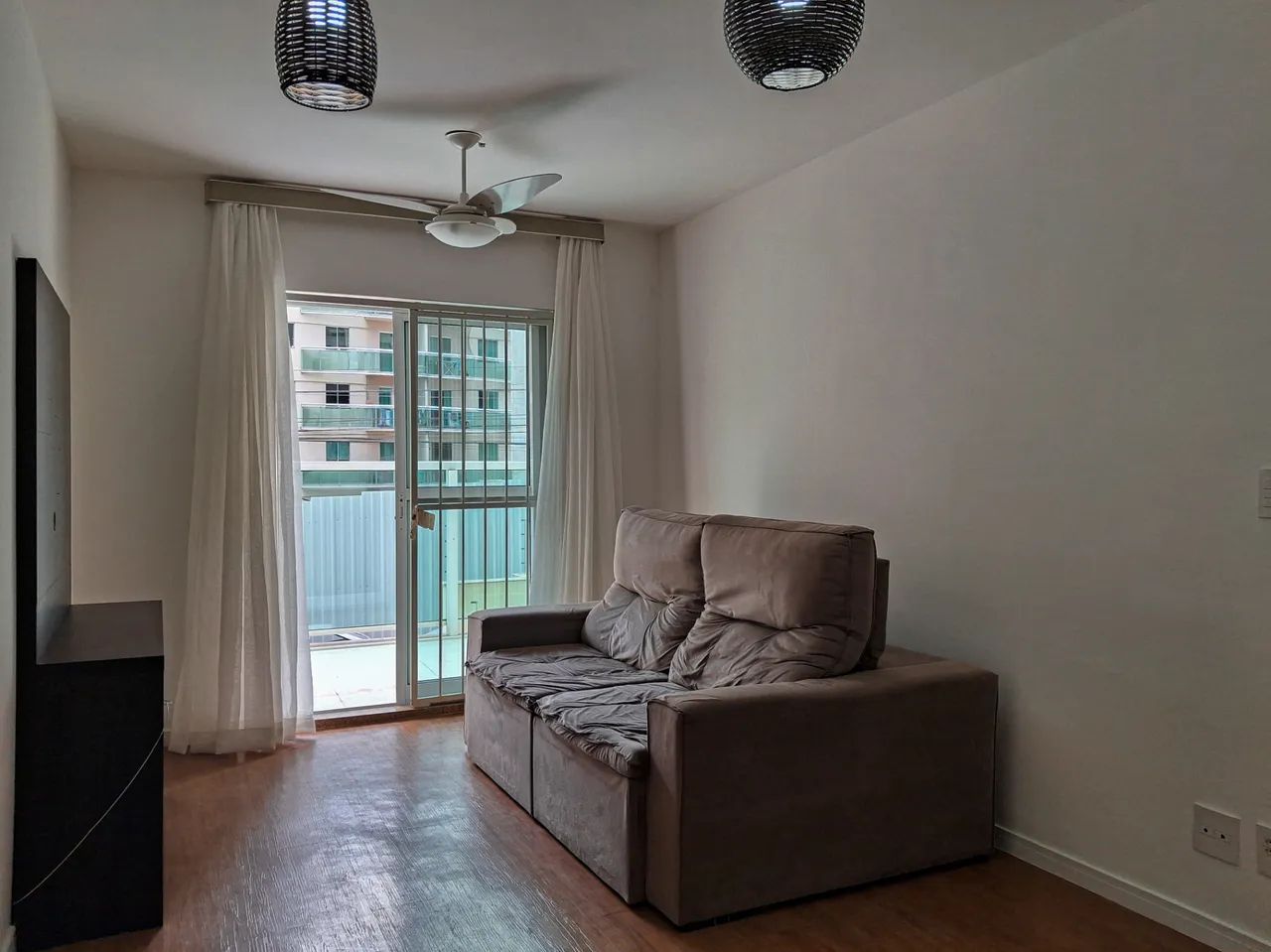 Apartamento com varanda e área externa para locação