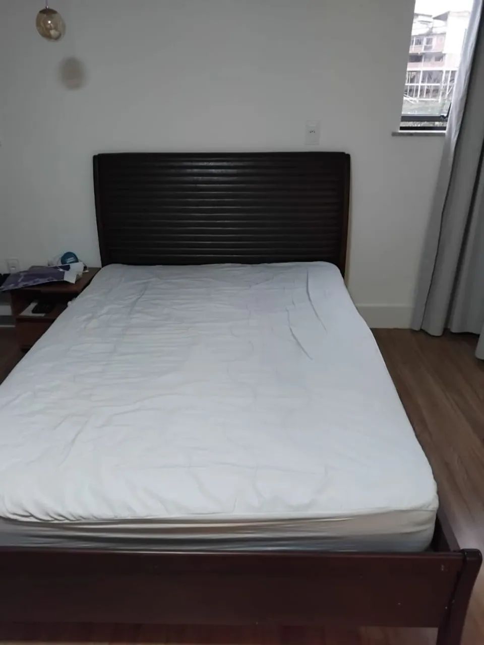 Cama Queen com colchão e criado 
