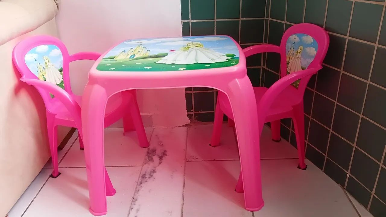 Mesa rosa infantil com 2 cadeiras - Foto 2