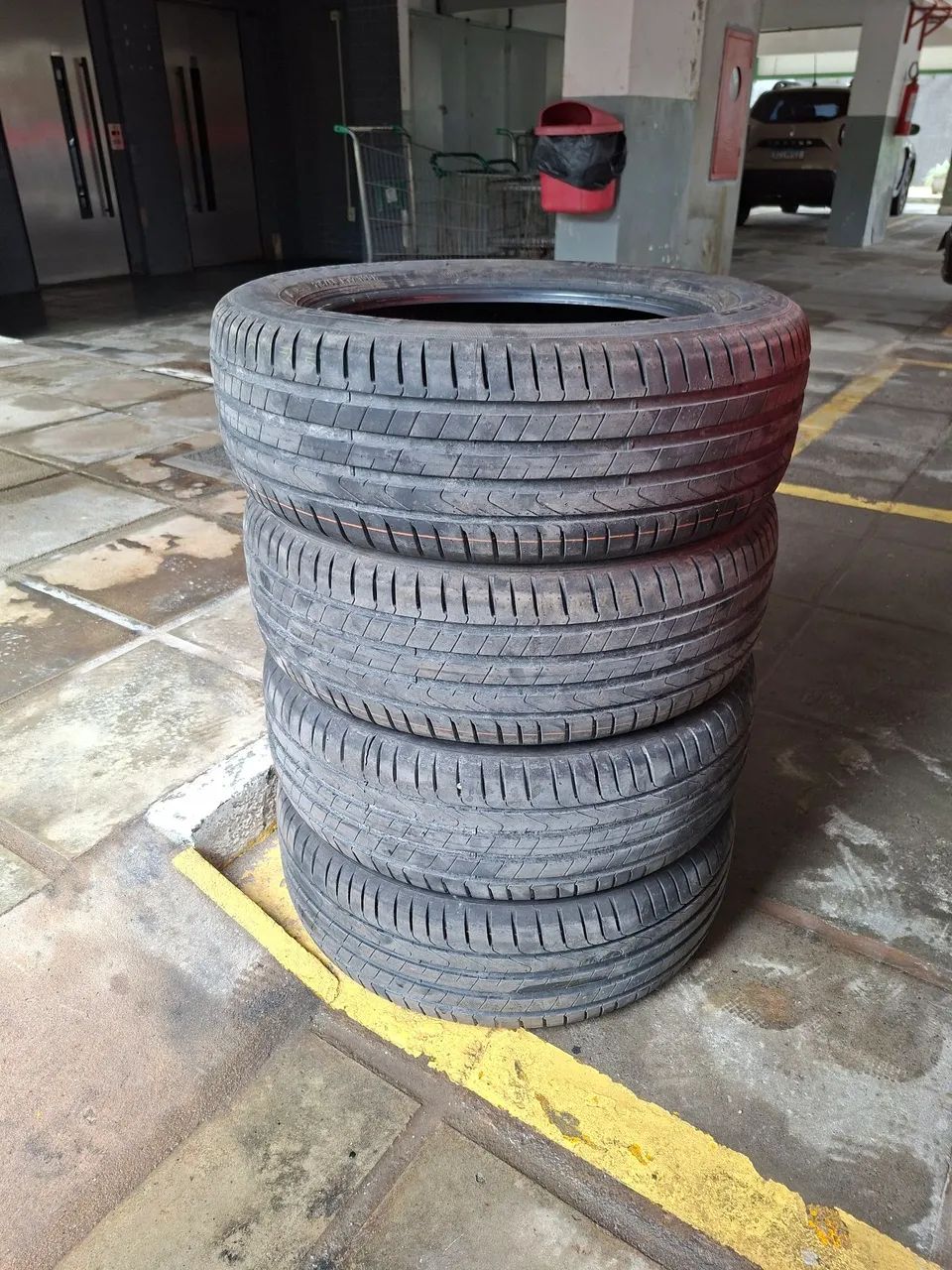 Pneu Pirelli Scorpion 215/60 R17 - Peças para carros, vans e