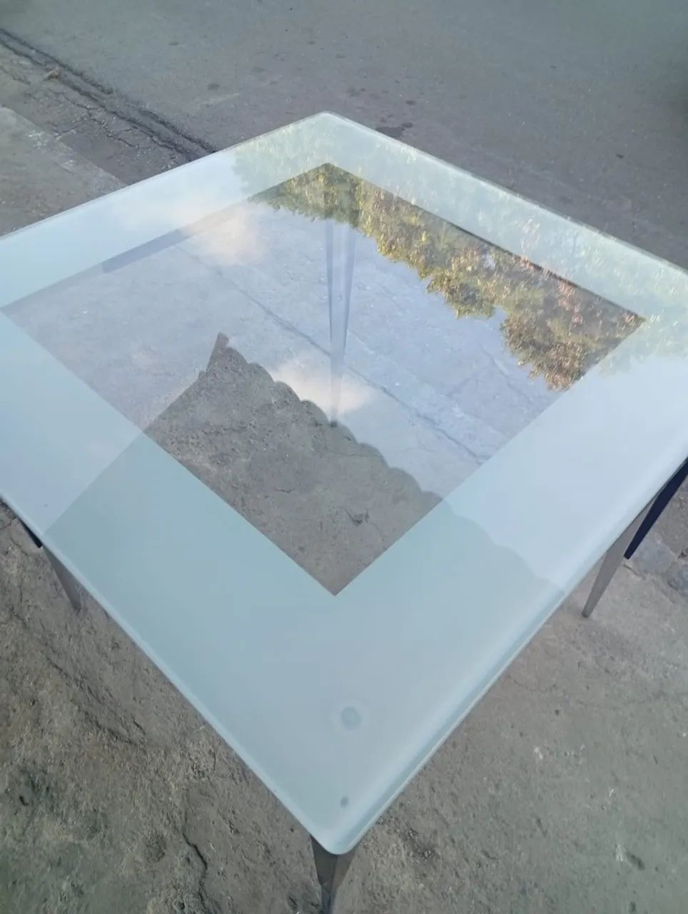 Mesa quadrada com vidro trabalhado e pés cromado  - Foto 2
