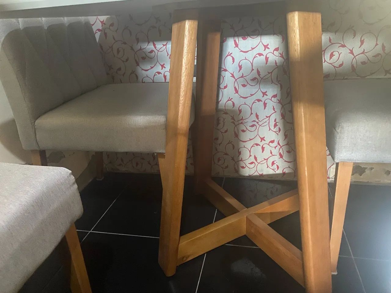 Vendo mesa  com 04 cadeiras