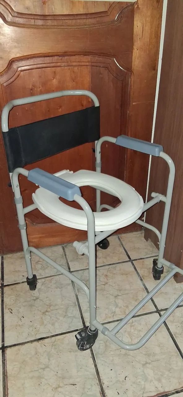 Cadeira de rodas e cadeira de banho. - Foto 3