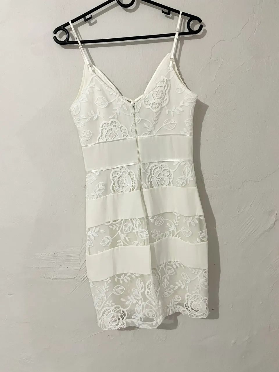 Vestido Branco - Renda e Detalhes em Cetim - Foto 5