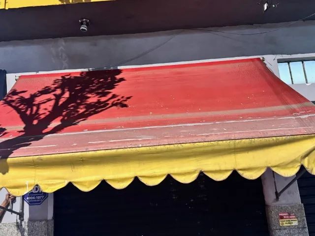 cobertura tipo toldo medindo 3 metros 