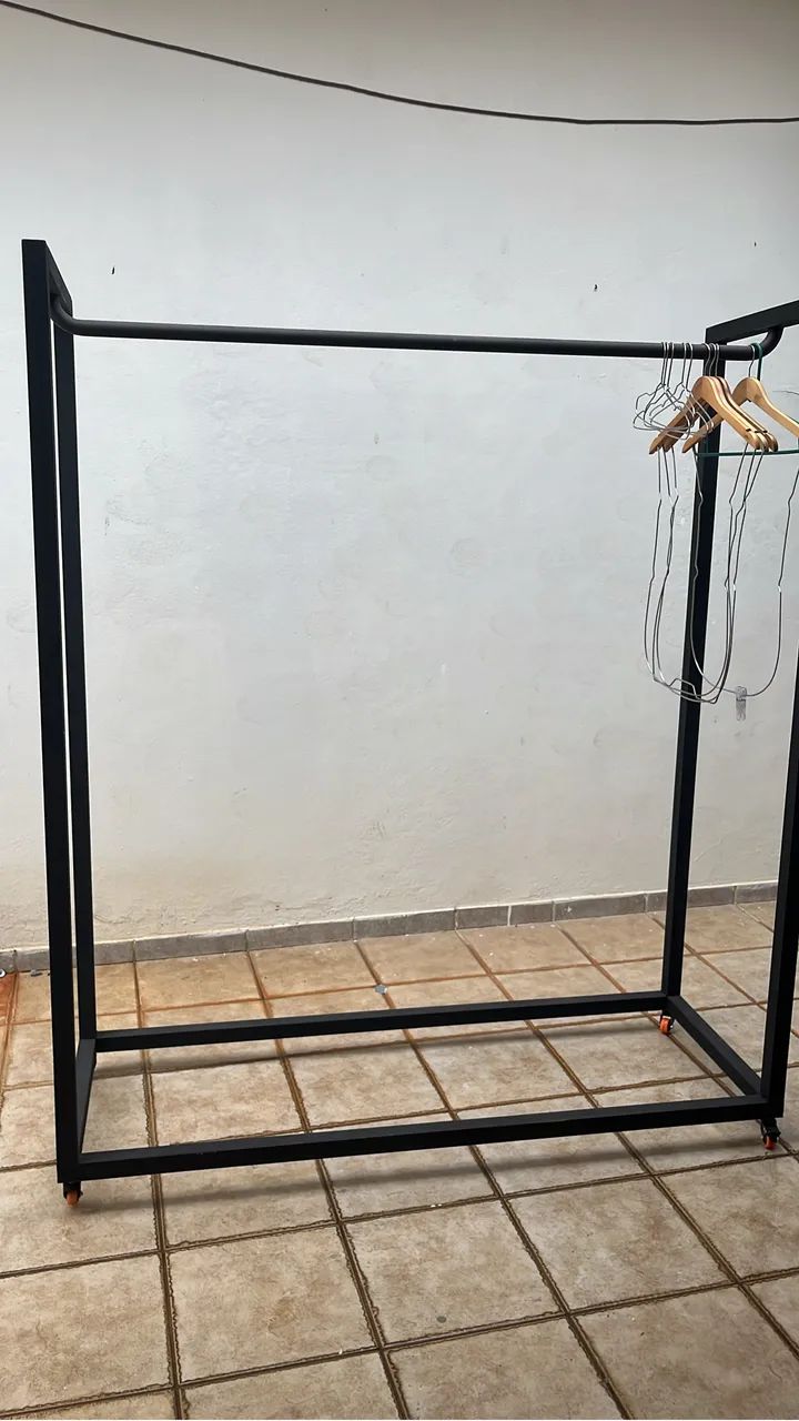 OPORTUNIDADE ARARAS DE ROUPA - Foto 2