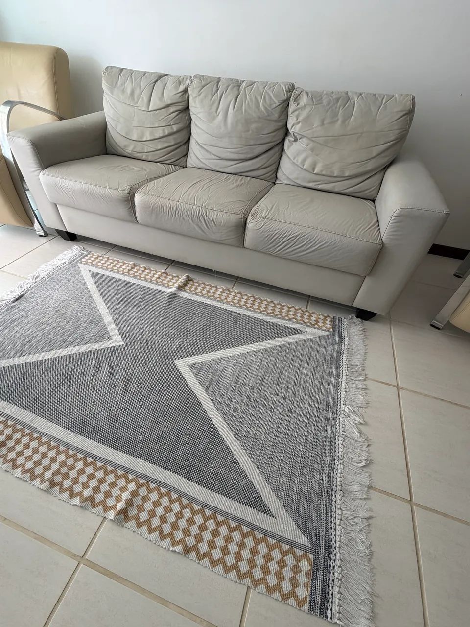 Vendo Sofá 3 Lugares e 2 Potronas de Couro - Foto 2