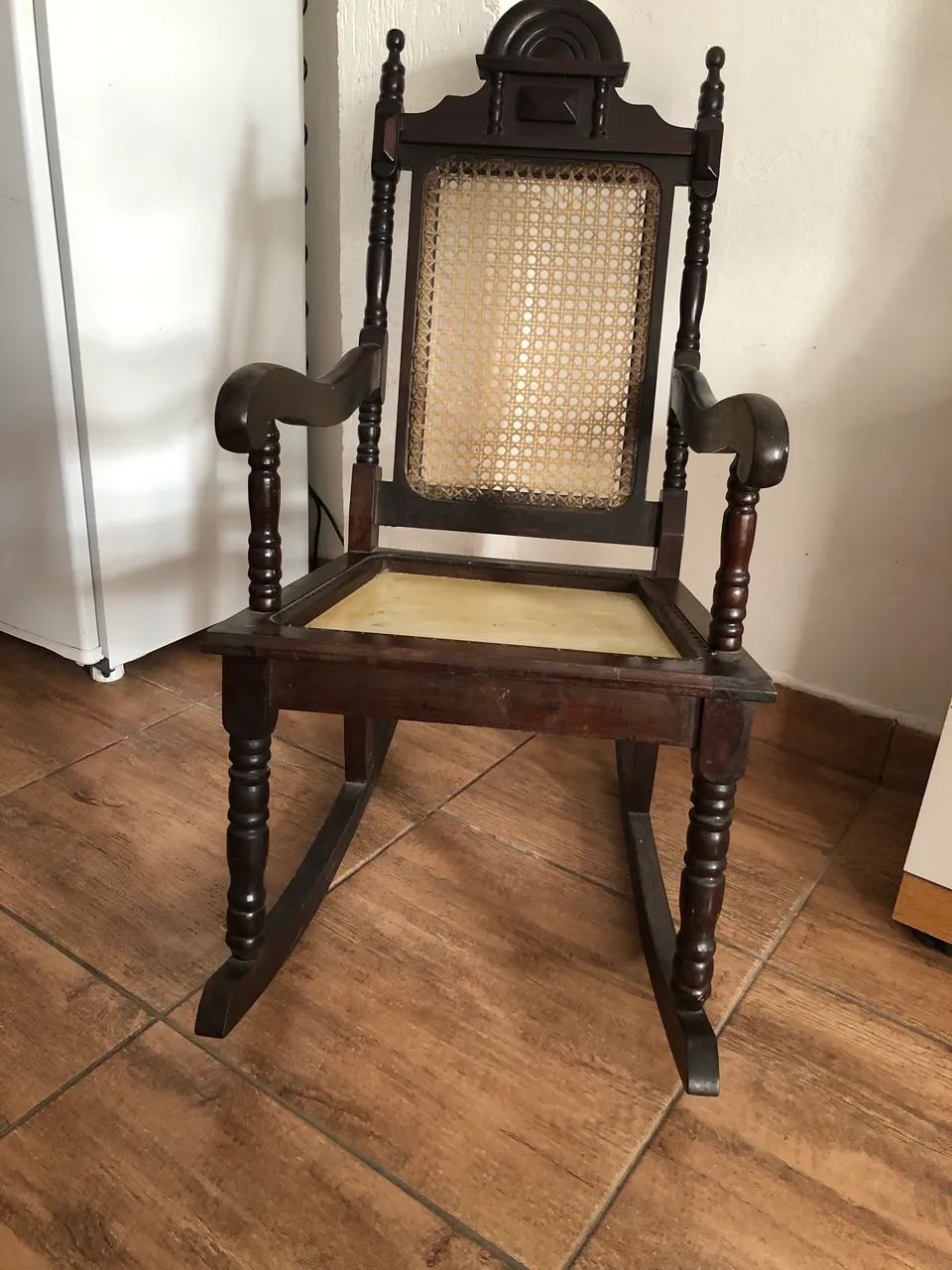 Vendo linda cadeira de balanço antiga