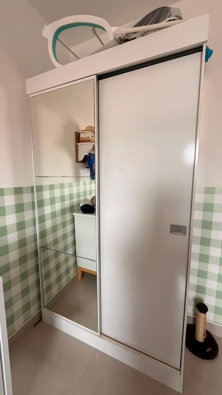 Guarda-roupa branco com espelho