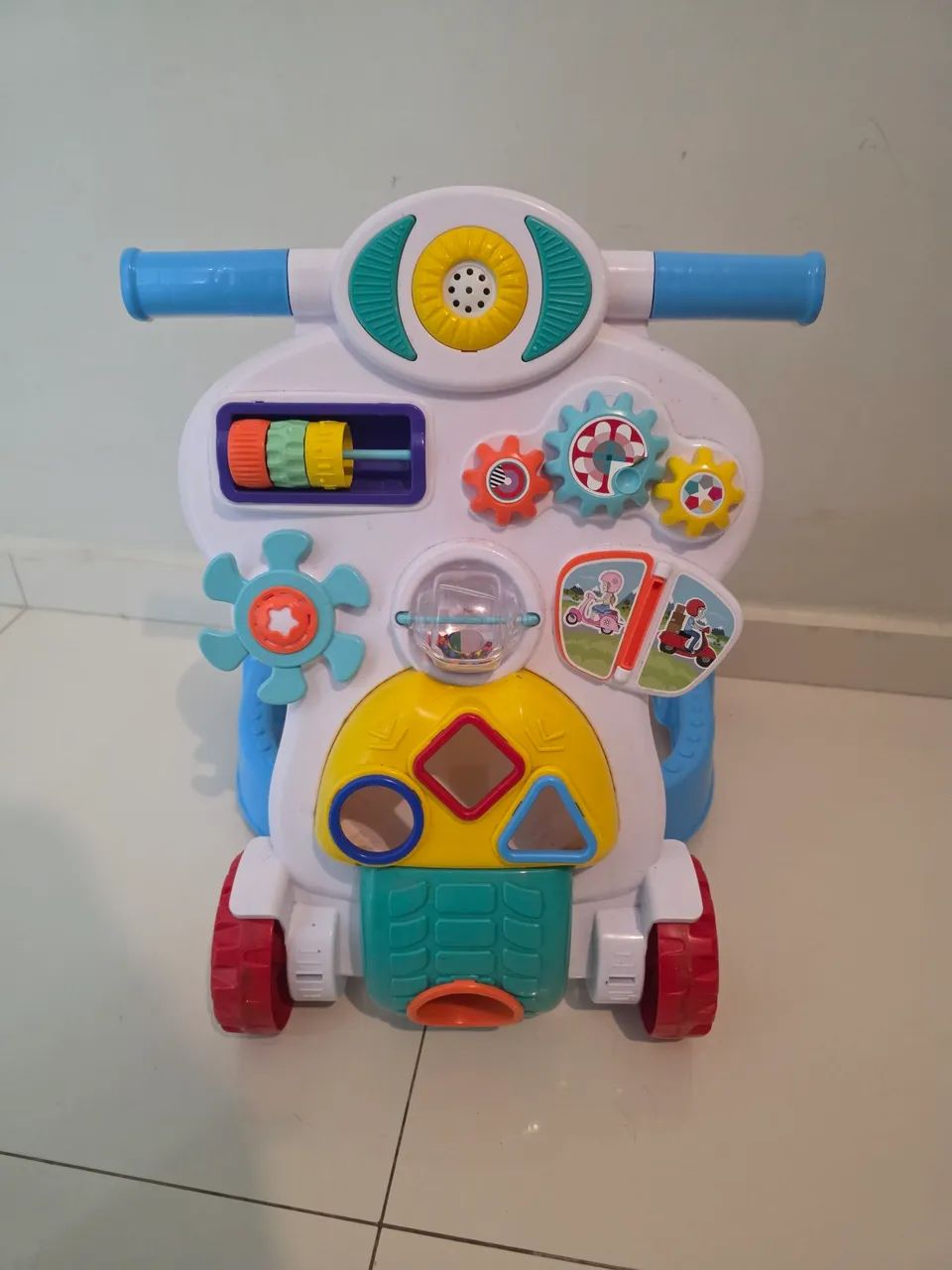 Andador infantil de empurrar