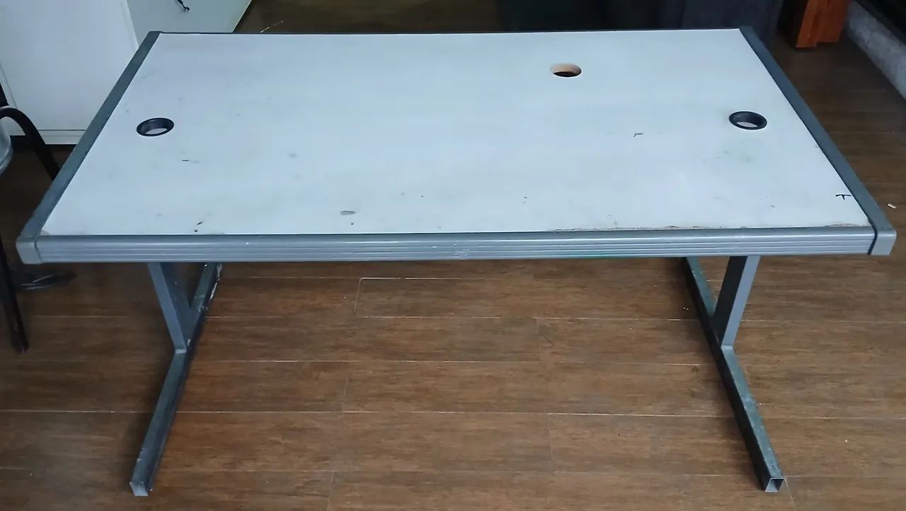 Mesa de escritório sem gavetas