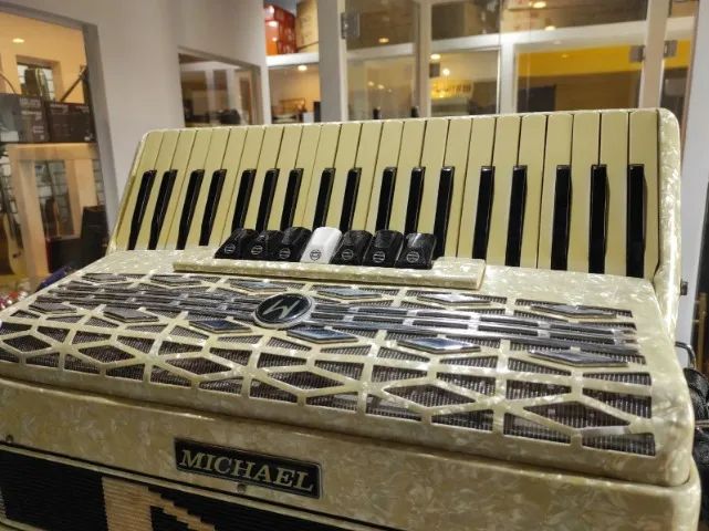 Acordeon 120 baixos Michael Branca Perolada - Foto 3