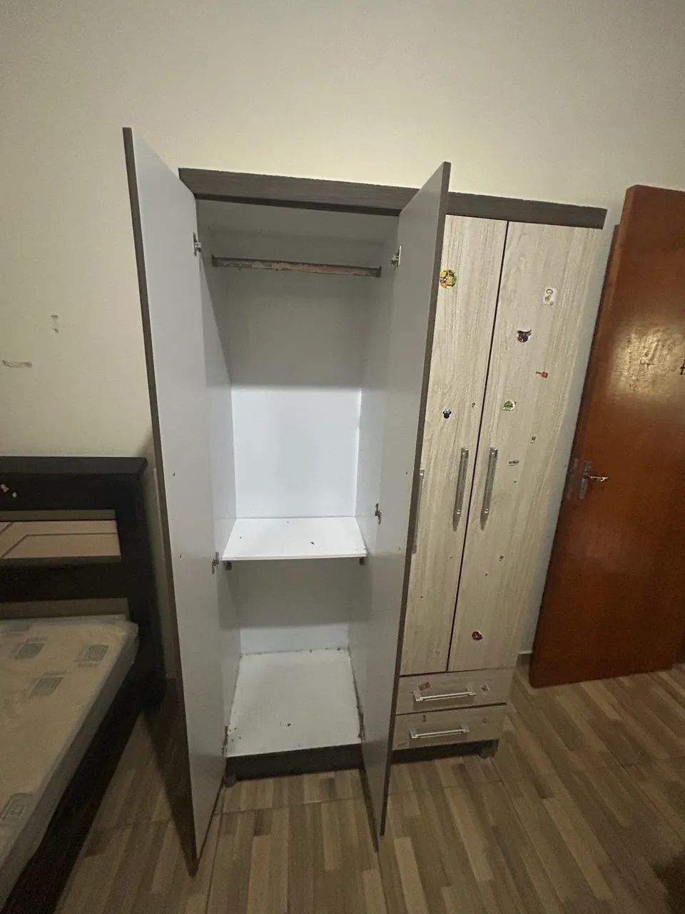 Guarda-roupa 4 portas+2 gavetas 
