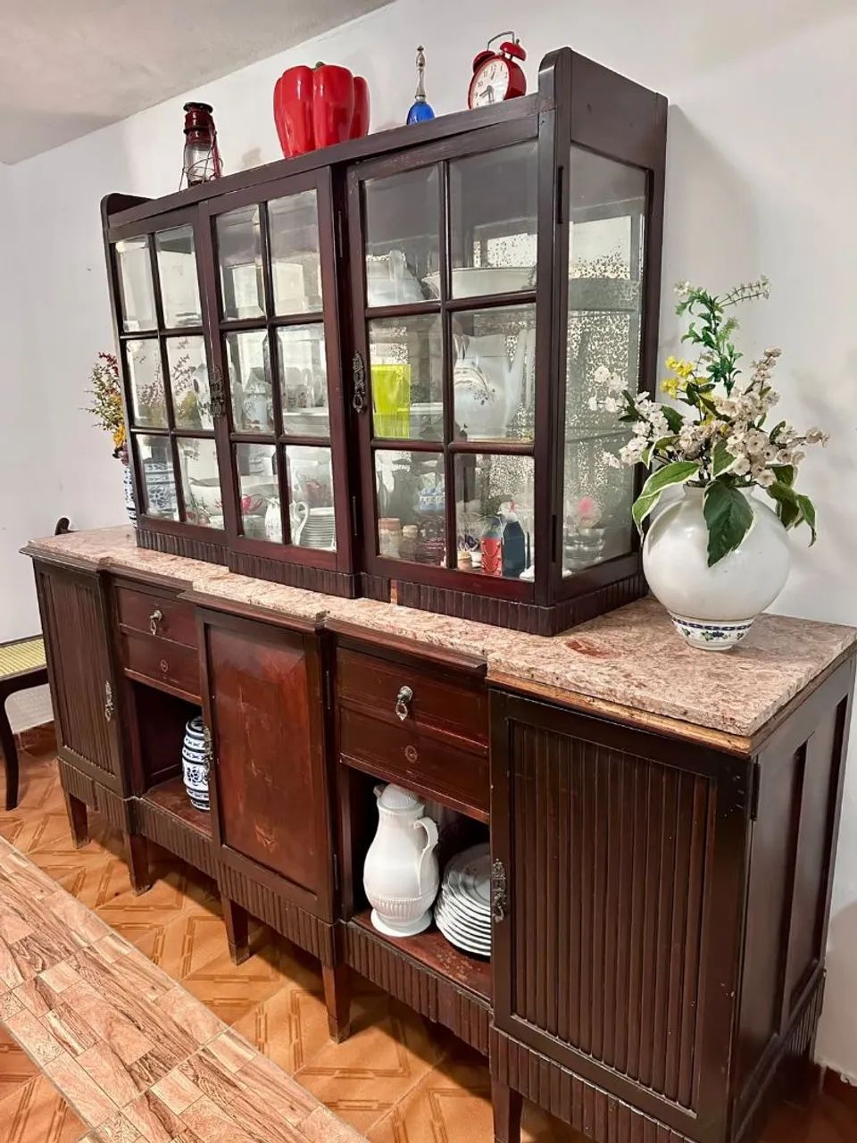 Conjunto colonial de móveis de buffet, com cristaleira. - Foto 2