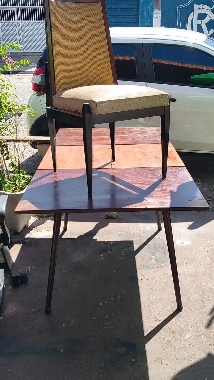 Mesa e cadeiras retrô. Lojão das Mercedes.