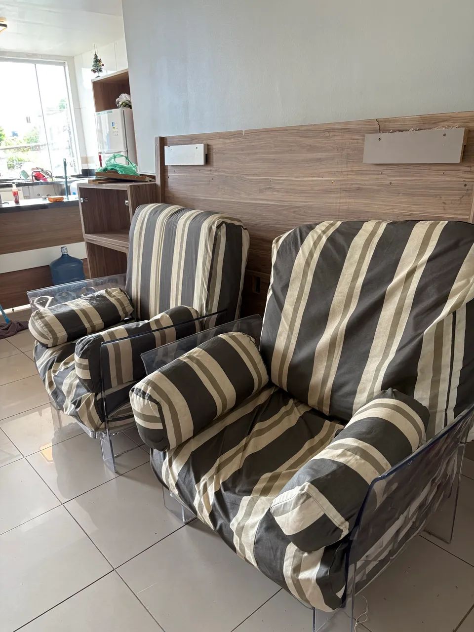 Poltronas com base em acrílico 