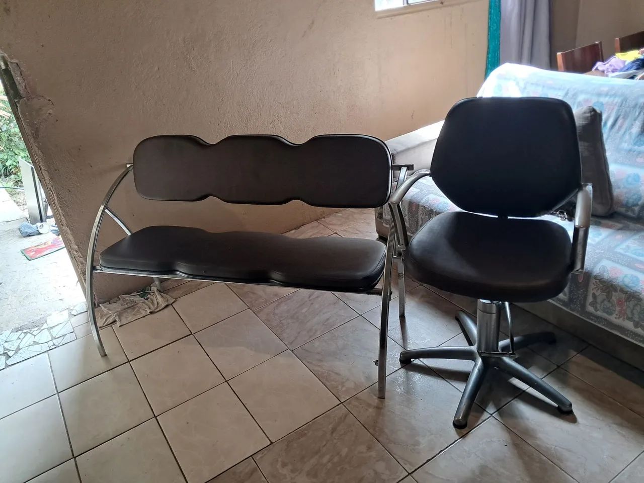 Kit cadeira hidraulica  e banco espera ora salao - Foto 4
