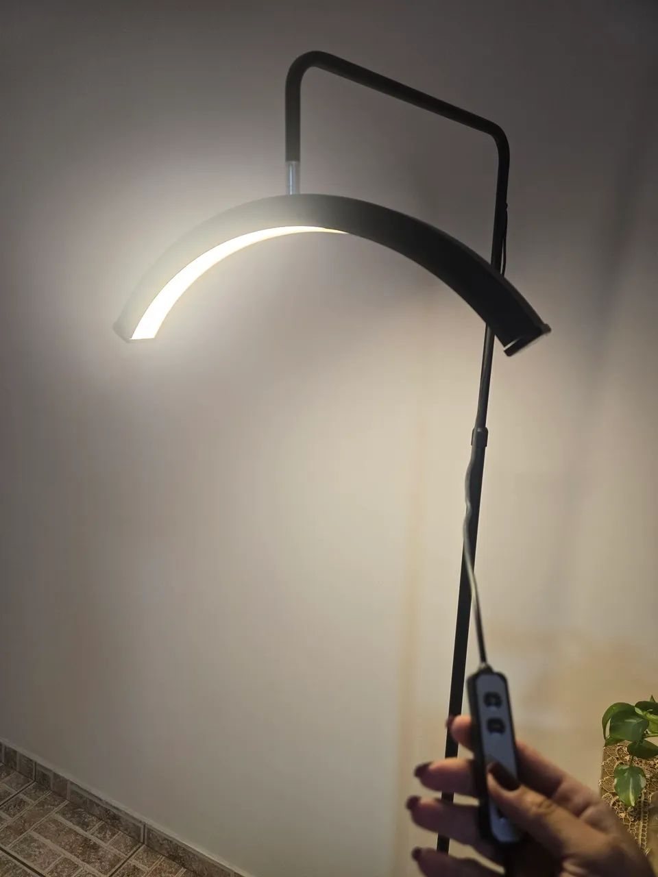 Vendo luminária meia Lua pouco usada