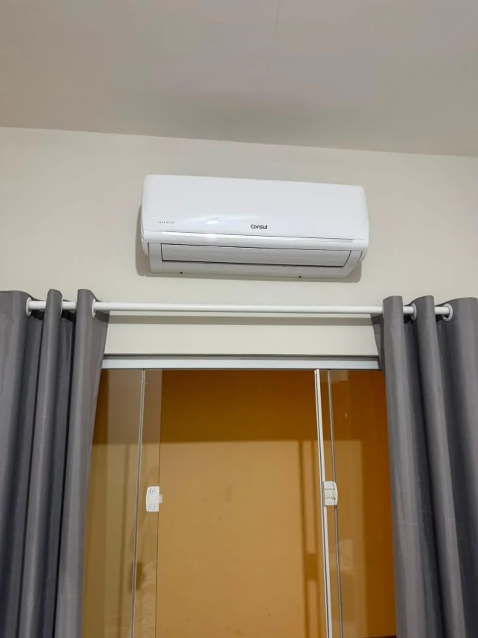 Ar condicionado Consul, 9000 btus bivolt e guarda-roupas