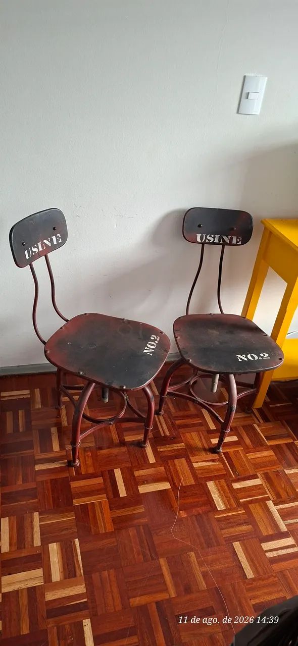 Cadeiras giratórias estilo industrial 