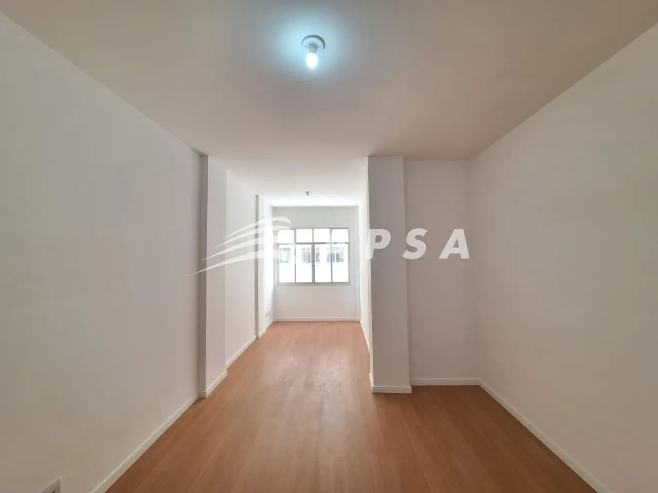 APARTAMENTO TOTALMENTE REFORMADO NO LEME, MODERNIZADO, GALERIA DE GRANDE CIRCULAÇAO DE PES - Foto 4