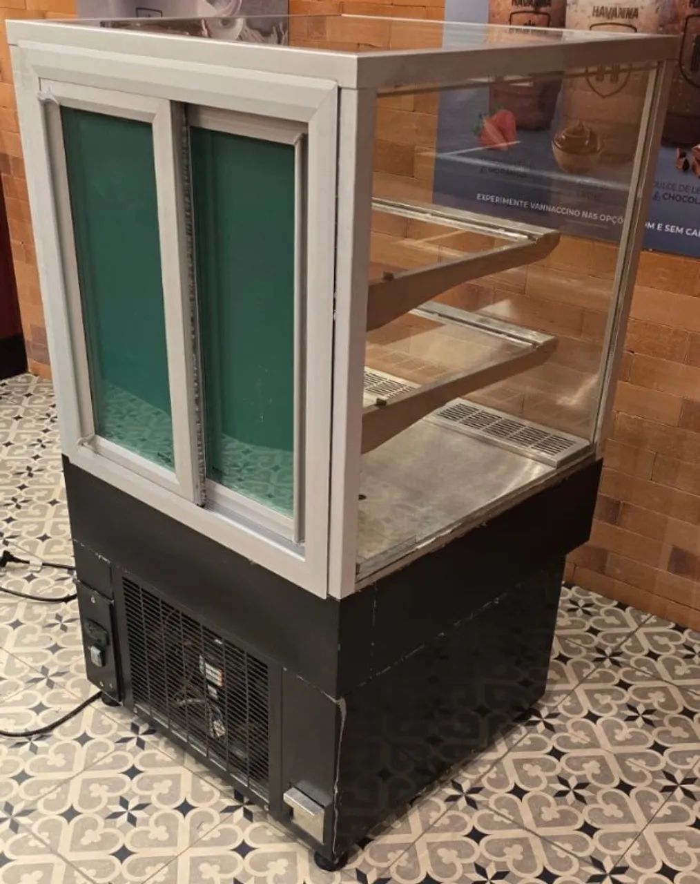 Vitrine Refrigerada Macom - Semi Nova, LED, 2 Prateleiras - Foto 2
